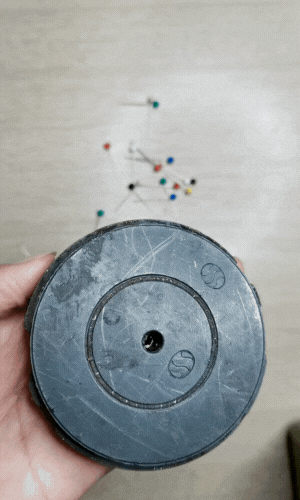 This image has an empty alt attribute; its file name is Magnet.gif